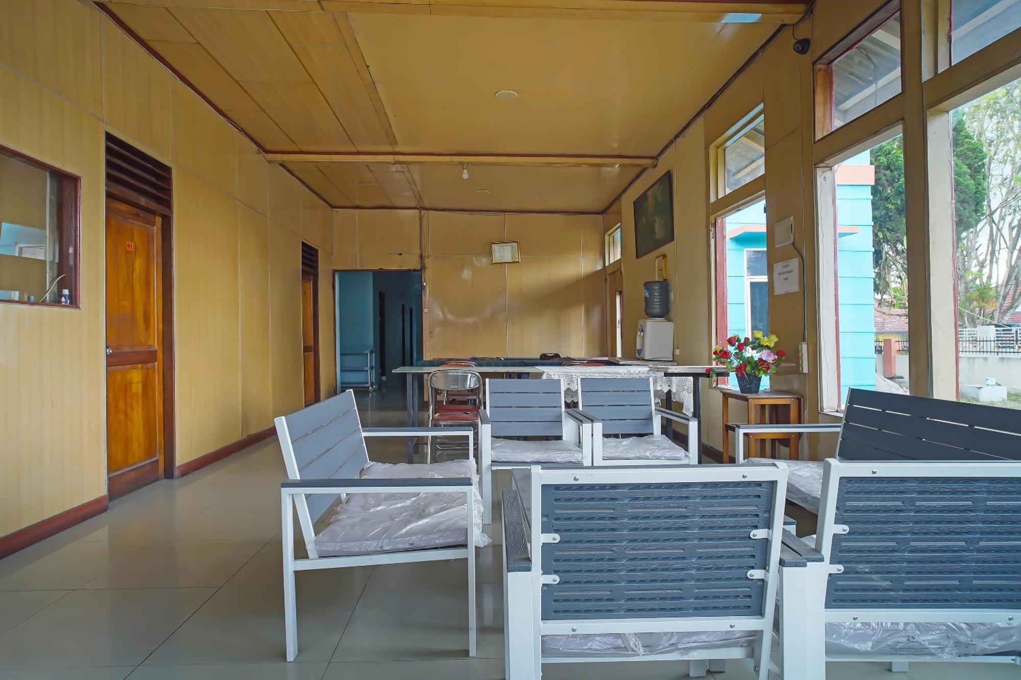 Oyo 92577 Hotel Sidikalang Near Kejaksaan Negeri Dairi Exterior photo